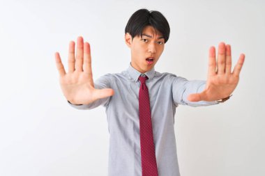 Çinli işadamı el avuç içi, kızgın ve hayal kırıklığı ifade ile stop jest yapıyor izole beyaz arka plan üzerinde duran zarif kravat giyiyor