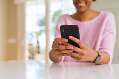 Smartphone kullanarak ve gülümseyen Afrikalı-Amerikalı kadın yakın çekim