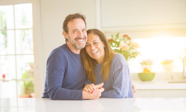 Birlikte evde oturan romantik orta yaş kaç