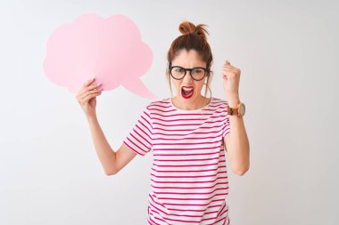 Izole beyaz arka plan üzerinde bulut konuşma balonu tutan gözlük takan Redhead kadın kızgın ve öfke ile bağırarak sinirli, deli ve yükseltilmiş el ile bağırıyor, öfke kavramı
