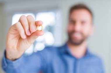 İttifak'ın halka tutarak ve gülümseyen adam elini kapat