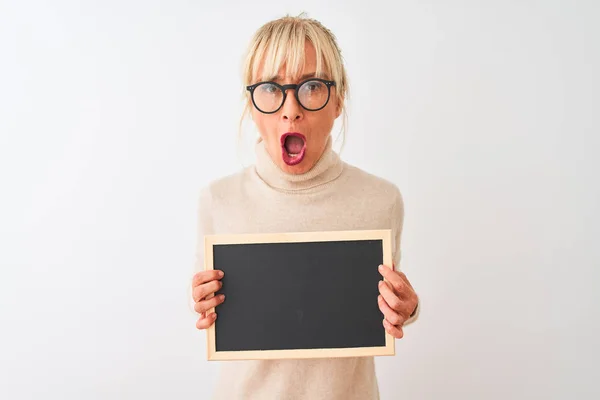 Donna Mezza Età Con Gli Occhiali Mano Lavagna Sfondo Bianco — Foto Stock