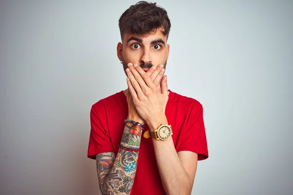 Ung Man Med Tatuering Klädd Röd Shirt Stående Över Isolerad — Stockfoto