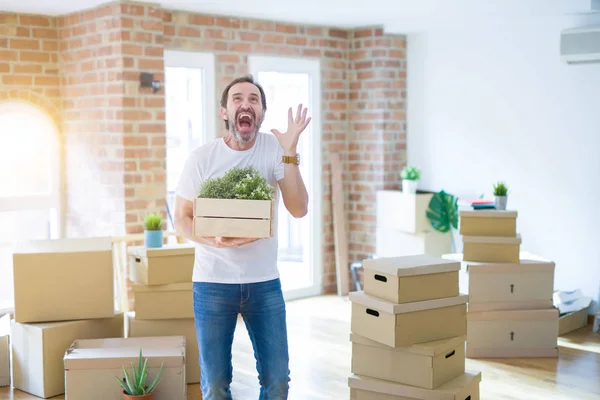 Középkorú Vezető Férfi Költözik Egy Ház Csomagolás Kartondobozok Nagyon Boldog — Stock Fotó