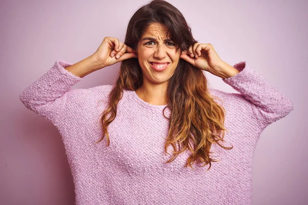 Jovem Mulher Bonita Vestindo Suéter Sobre Fundo Isolado Rosa Cobrindo — Fotografia de Stock