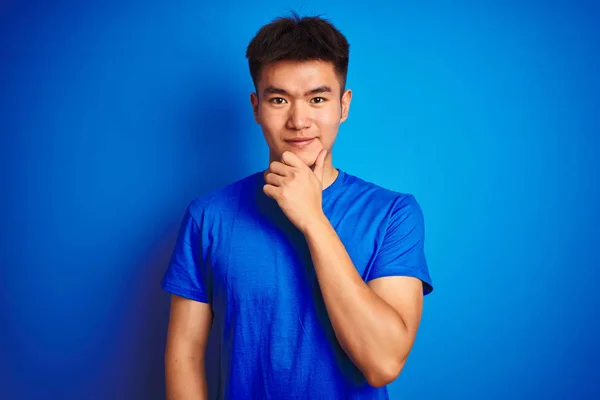 Молода Азіатська Китайська Людина Носить Футболку Стоячи Над Ізольованим Синім — стокове фото