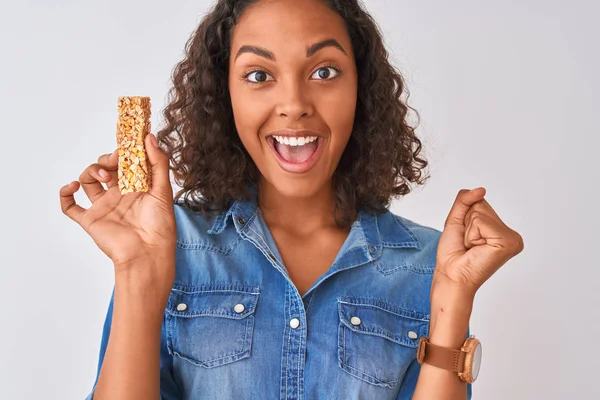 Mujer Brasileña Joven Comiendo Granola Bar Pie Sobre Fondo Blanco — Foto de Stock