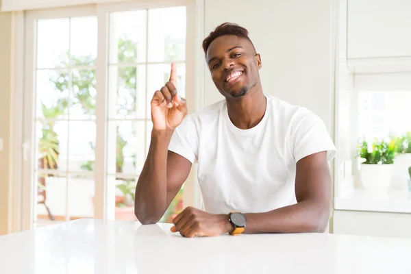 Красивий Афроамериканець Людини Білому Столі Вдома Показуючи Вказуючи Пальцем Номер — стокове фото