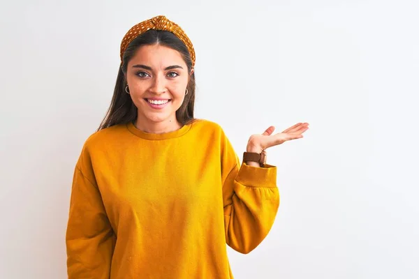 Mujer Hermosa Joven Vistiendo Suéter Amarillo Diadema Sobre Fondo Blanco —  Fotos de Stock