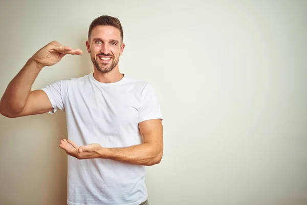 Homem Bonito Jovem Vestindo Casual Shirt Branca Sobre Fundo Isolado — Fotografia de Stock