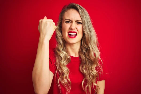 Junge Schöne Frau Einfachen Shirt Steht Über Rotem Isoliertem Hintergrund — Stockfoto