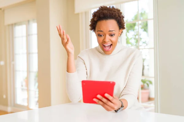 Mujer Afroamericana Joven Usando Tableta Muy Feliz Emocionada Expresión Ganadora — Foto de Stock
