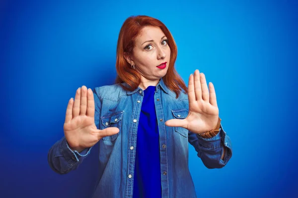 Jovem Mulher Ruiva Bonita Vestindo Camisa Jeans Sobre Fundo Isolado — Fotografia de Stock