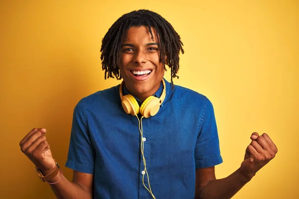 Uomo Afro Americano Con Dreadlocks Indossare Cuffie Sfondo Giallo Isolato — Foto Stock