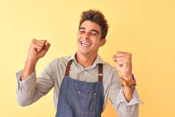 Joven Empleado Guapo Con Delantal Pie Sobre Fondo Amarillo Aislado — Foto de Stock