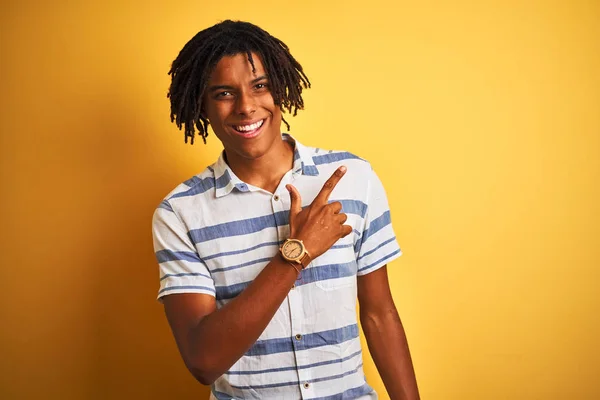 Homem Afro Americano Com Dreadlocks Vestindo Camisa Listrada Sobre Fundo — Fotografia de Stock