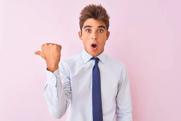 Joven Hombre Negocios Guapo Con Camisa Corbata Pie Sobre Fondo —  Fotos de Stock