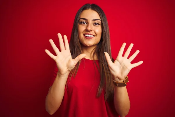 Jonge Mooie Vrouw Dragen Shirt Staande Geïsoleerde Rode Achtergrond Tonen — Stockfoto