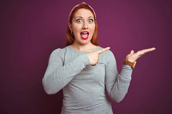 Mooie Roodharige Vrouw Dragen Grijs Shirt Diadeem Geïsoleerde Paarse Achtergrond — Stockfoto