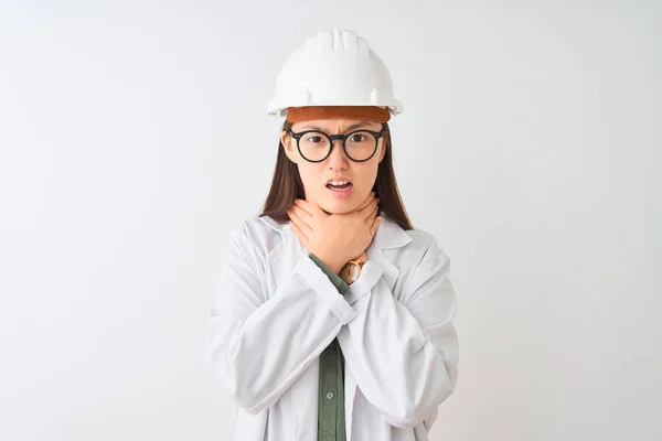 Νεαρή Κινέζα Μηχανικός Φορώντας Γυαλιά Κράνος Παλτό Πάνω Από Απομονωμένο — Φωτογραφία Αρχείου