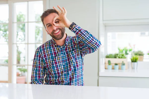 Przystojny Człowiek Ubrany Kolorowy Koszula Robi Gest Ręką Uśmiechnięty Oko — Zdjęcie stockowe