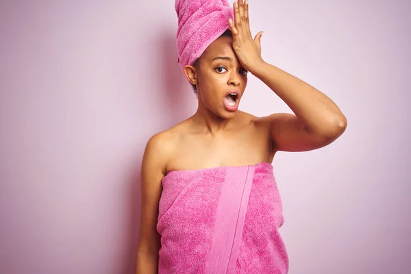 Africká Američanka Sprchovým Ubrouskem Koupeli Růžovém Izolovaném Pozadí Překvapena Rukou — Stock fotografie