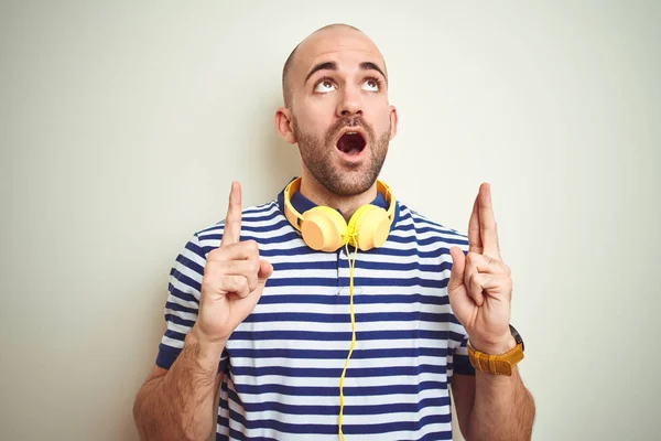 Jovem Ouvindo Música Usando Fones Ouvido Amarelos Sobre Fundo Isolado — Fotografia de Stock