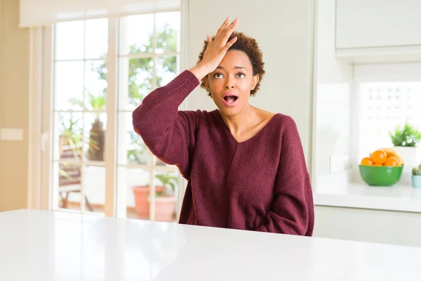 Junge Schöne Afrikanisch Amerikanische Frau Hause Überrascht Mit Der Hand — Stockfoto