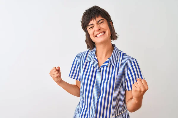 Joven Hermosa Mujer Con Camisa Rayas Azules Pie Sobre Fondo — Foto de Stock