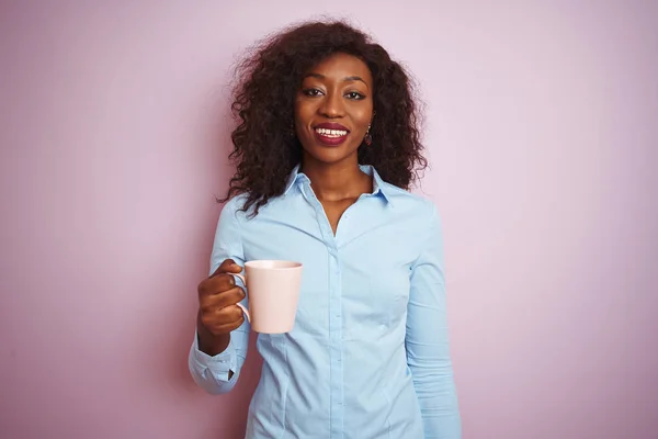 Mujer Afroamericana Joven Bebiendo Taza Café Sobre Fondo Rosa Aislado — Foto de Stock