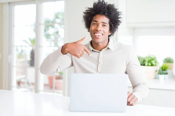 자신에게 손가락을 가리키는 얼굴로 노트북을 사용하여 일하는 아프리카계 미국인 — 스톡 사진
