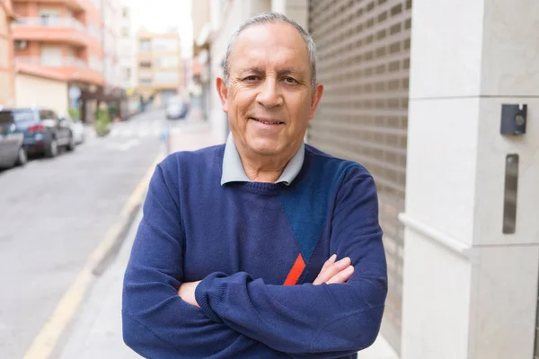 Bonito homem de meia idade sênior sorrindo alegre, feliz e possua — Fotografia de Stock