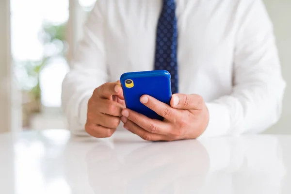 Nahaufnahme Von Geschäftsmannhänden Mit Smarpthone — Stockfoto