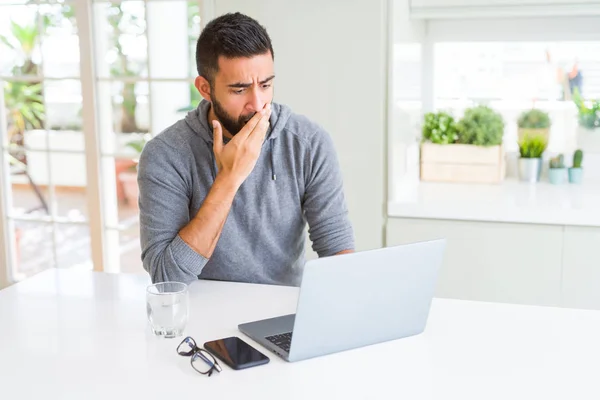 Hombre Hispano Guapo Trabajando Con Computadora Portátil Cubrir Boca Con — Foto de Stock