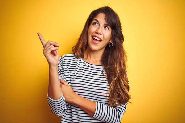 Jonge Mooie Vrouw Dragen Strepen Shirt Staande Yelllow Geïsoleerde Achtergrond — Stockfoto