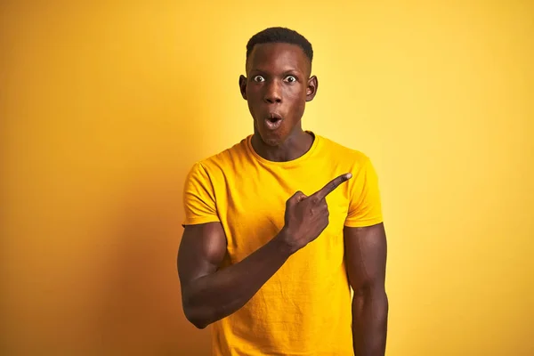 Junger Afrikanisch Amerikanischer Mann Lässigem Shirt Vor Isoliertem Gelben Hintergrund — Stockfoto