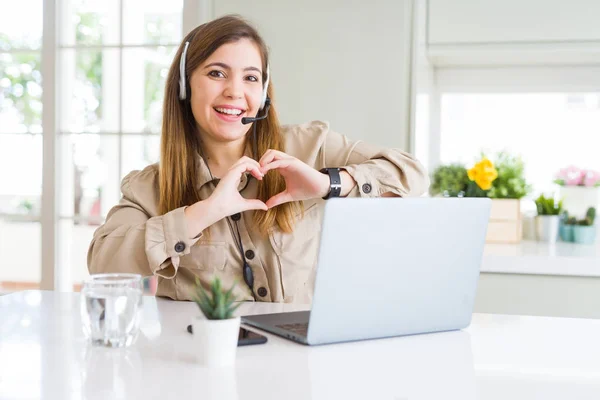 Bella Giovane Donna Operatore Che Lavora Con Computer Portatile Indossa — Foto Stock