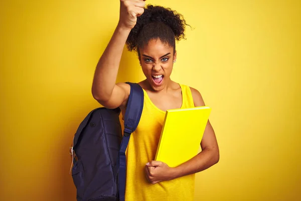 Estudante Americano Mulher Usando Mochila Segurando Notebook Sobre Fundo Amarelo — Fotografia de Stock