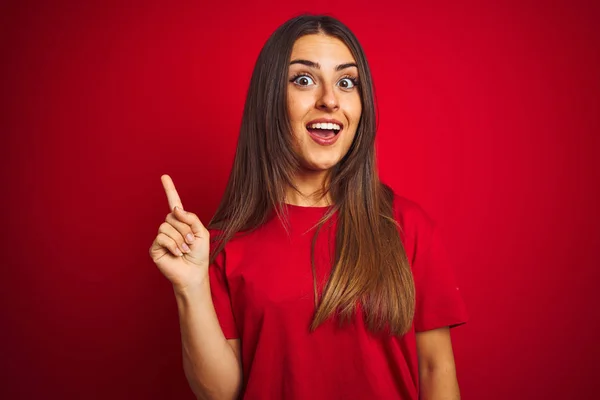 Jovem Mulher Bonita Vestindo Camiseta Sobre Fundo Vermelho Isolado Apontando — Fotografia de Stock