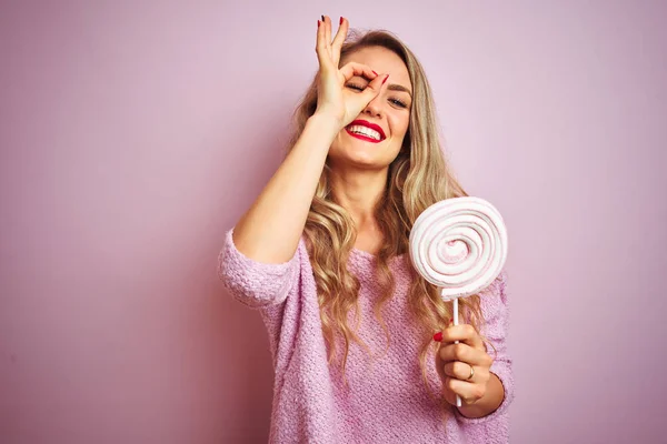 Jeune Belle Femme Mangeant Des Bonbons Sucrés Sur Fond Rose — Photo