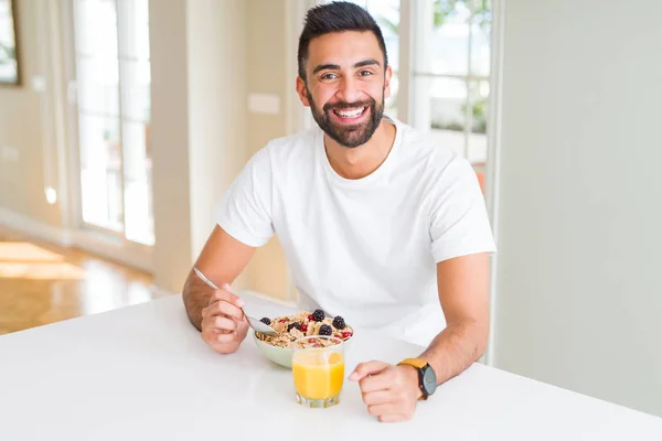 Hombre Hispano Guapo Desayunando Sano Por Mañana Casa Con Una — Foto de Stock