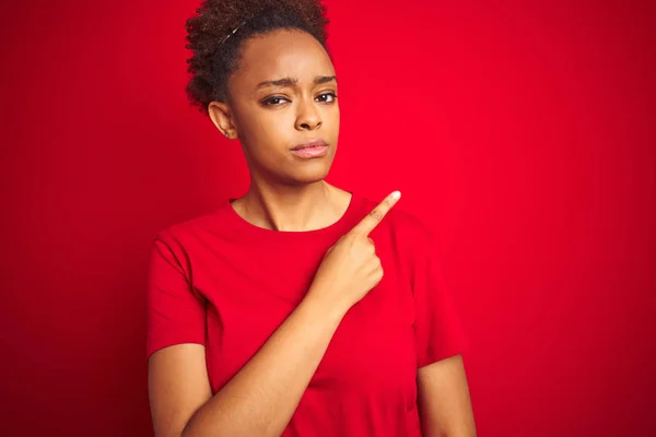 Joven Mujer Afroamericana Hermosa Con Pelo Afro Sobre Fondo Rojo —  Fotos de Stock