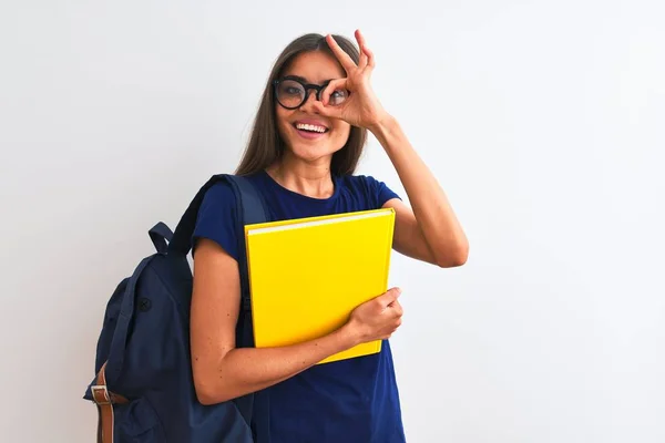 Mladá Studentka Brýlemi Batohu Drží Knihu Nad Izolovaným Bílým Pozadím — Stock fotografie