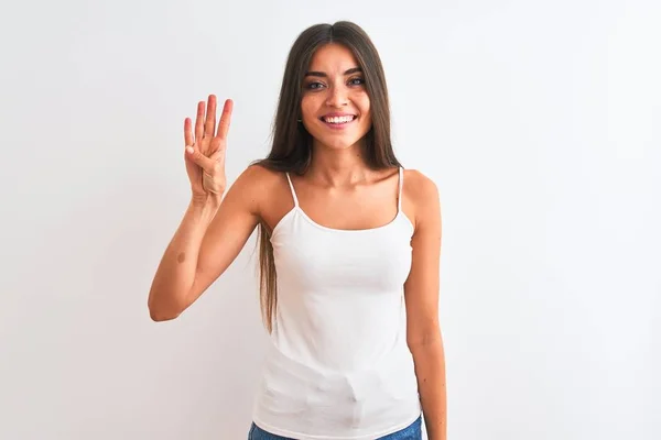 자신감과 미소를 하면서 서있는 캐주얼 티셔츠를 아름다운 여성이 손가락 가리키고 — 스톡 사진