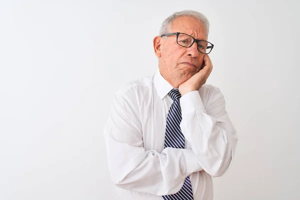 Senior Uomo Affari Dai Capelli Grigi Indossa Cravatta Occhiali Sfondo — Foto Stock