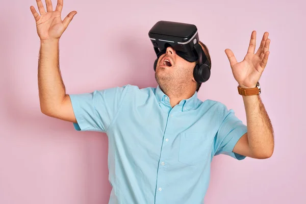 Joven Hombre Tamaño Grande Jugando Juego Realidad Virtual Con Gafas —  Fotos de Stock