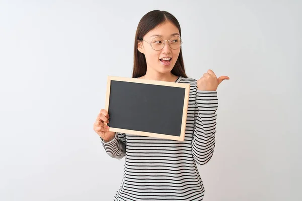 Jonge Chinese Vrouw Dragen Glazen Houden Blackboard Geïsoleerde Witte Achtergrond — Stockfoto