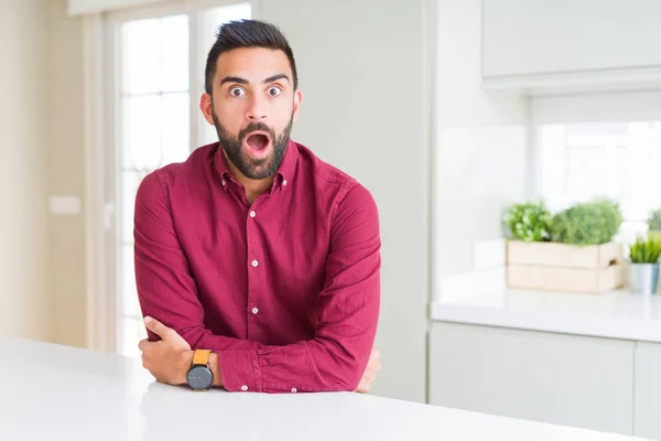 Bonito Homem Negócios Hispânico Com Medo Chocado Com Expressão Surpresa — Fotografia de Stock
