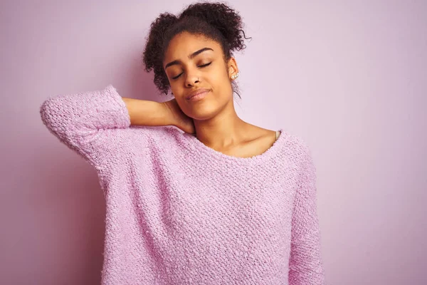 Jovem Afro Americana Vestindo Camisola Inverno Sobre Fundo Rosa Isolado — Fotografia de Stock