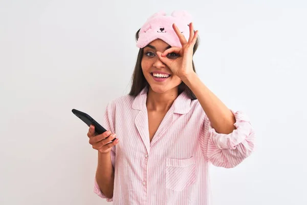 Młoda Kobieta Ubrana Maskę Snu Piżamy Pomocą Smartfona Białym Tle — Zdjęcie stockowe